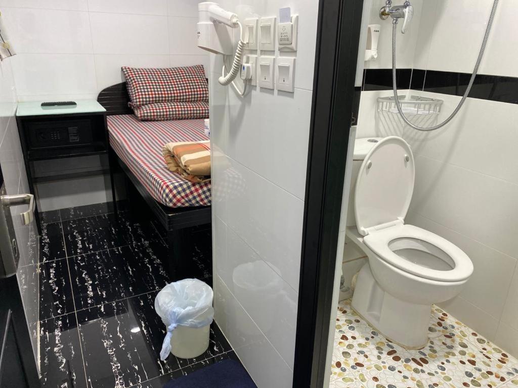 הונג קונג Day And Night Hostel Block D 10Th Floor מראה חיצוני תמונה